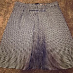 Black and white loft skirt with bow in the middle